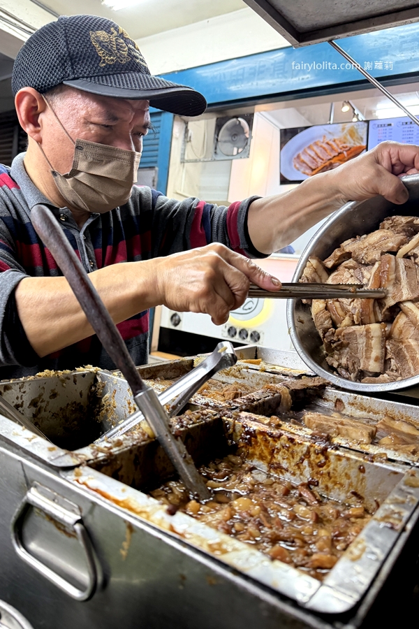 延三台北橋頭魯肉飯。在地排爆40年！巨無霸刈包大到像小枕頭，一顆比兩個拳頭還誇張！ @蹦啾&hearts;謝蘿莉 La vie heureuse