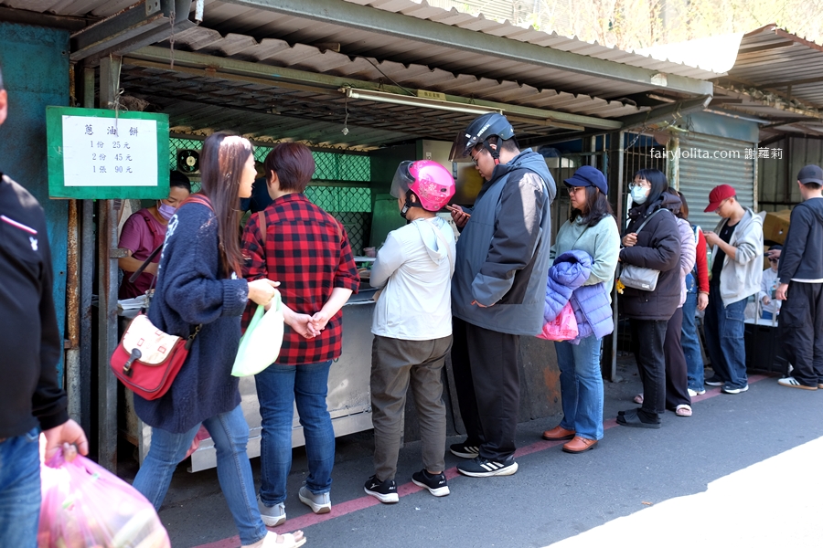 宜蘭南興街無名蔥油餅。看起來很普通，卻排到失控！市場最狂鐵皮屋神店！