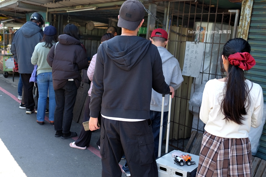 宜蘭南興街無名蔥油餅。看起來很普通，卻排到失控！市場最狂鐵皮屋神店！ @蹦啾&hearts;謝蘿莉 La vie heureuse