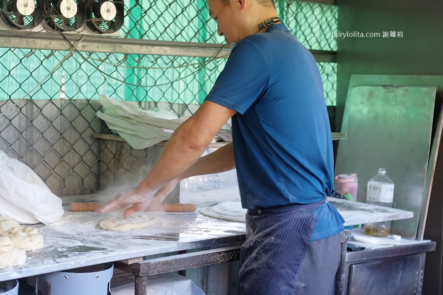 宜蘭南興街無名蔥油餅。看起來很普通，卻排到失控！市場最狂鐵皮屋神店！ @蹦啾&hearts;謝蘿莉 La vie heureuse