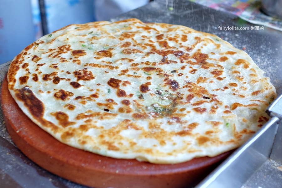 宜蘭南興街無名蔥油餅。看起來很普通，卻排到失控！市場最狂鐵皮屋神店！ @蹦啾&hearts;謝蘿莉 La vie heureuse