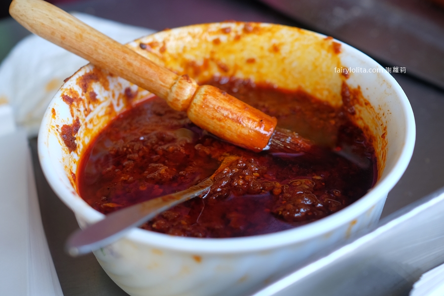 宜蘭南興街無名蔥油餅。看起來很普通，卻排到失控！市場最狂鐵皮屋神店！ @蹦啾&hearts;謝蘿莉 La vie heureuse