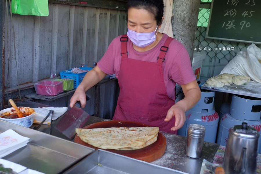 宜蘭南興街無名蔥油餅。看起來很普通，卻排到失控！市場最狂鐵皮屋神店！ @蹦啾&hearts;謝蘿莉 La vie heureuse