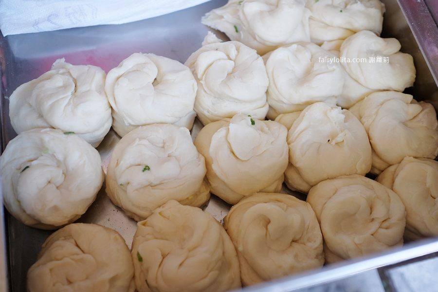 宜蘭南興街無名蔥油餅。看起來很普通，卻排到失控！市場最狂鐵皮屋神店！ @蹦啾&hearts;謝蘿莉 La vie heureuse
