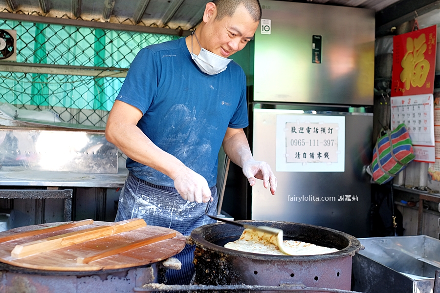 宜蘭南興街無名蔥油餅。看起來很普通，卻排到失控！市場最狂鐵皮屋神店！ @蹦啾&hearts;謝蘿莉 La vie heureuse
