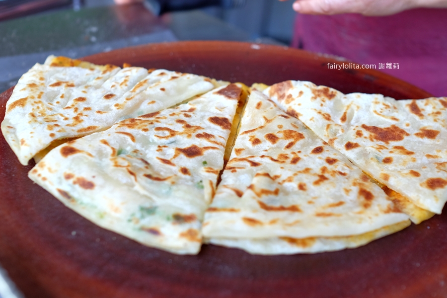 宜蘭南興街無名蔥油餅。看起來很普通，卻排到失控！市場最狂鐵皮屋神店！ @蹦啾&hearts;謝蘿莉 La vie heureuse