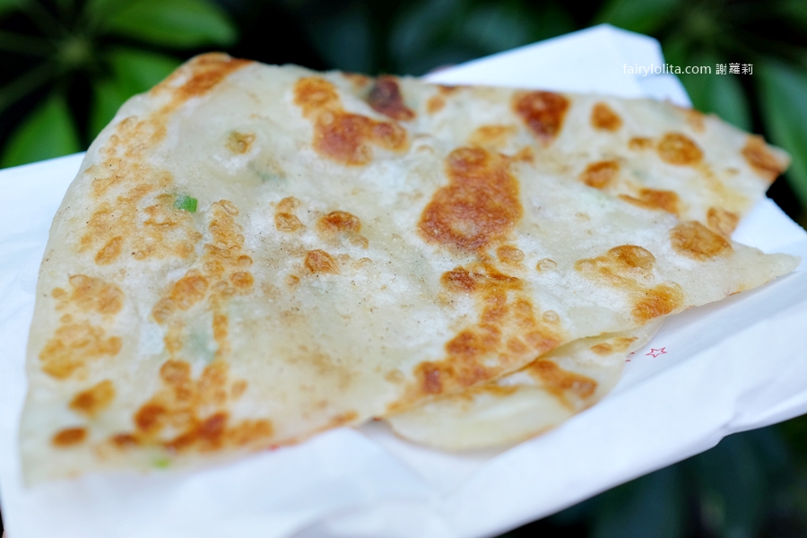 宜蘭南興街無名蔥油餅。看起來很普通，卻排到失控！市場最狂鐵皮屋神店！ @蹦啾&hearts;謝蘿莉 La vie heureuse