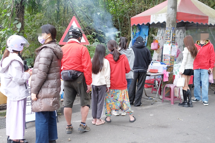 礁溪香腸伯。神祕小攤藏半山腰！飄香近35年，每天人潮排爆！ @蹦啾&hearts;謝蘿莉 La vie heureuse
