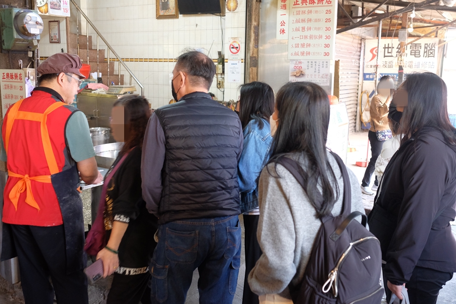 正興酥餅店。基隆天橋下70年老字號燒餅！開賣就排隊，晚來直接賣光！ @蹦啾&hearts;謝蘿莉 La vie heureuse