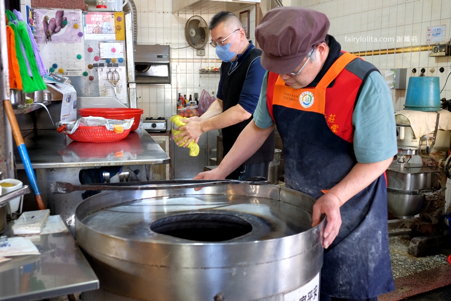 正興酥餅店。基隆天橋下70年老字號燒餅！開賣就排隊，晚來直接賣光！ @蹦啾&hearts;謝蘿莉 La vie heureuse
