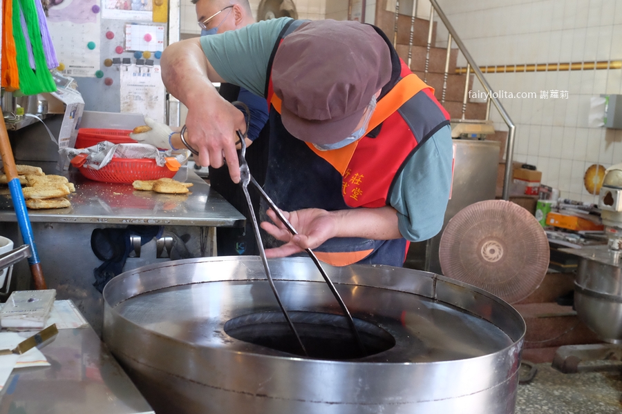 正興酥餅店。基隆天橋下70年老字號燒餅！開賣就排隊，晚來直接賣光！ @蹦啾&hearts;謝蘿莉 La vie heureuse