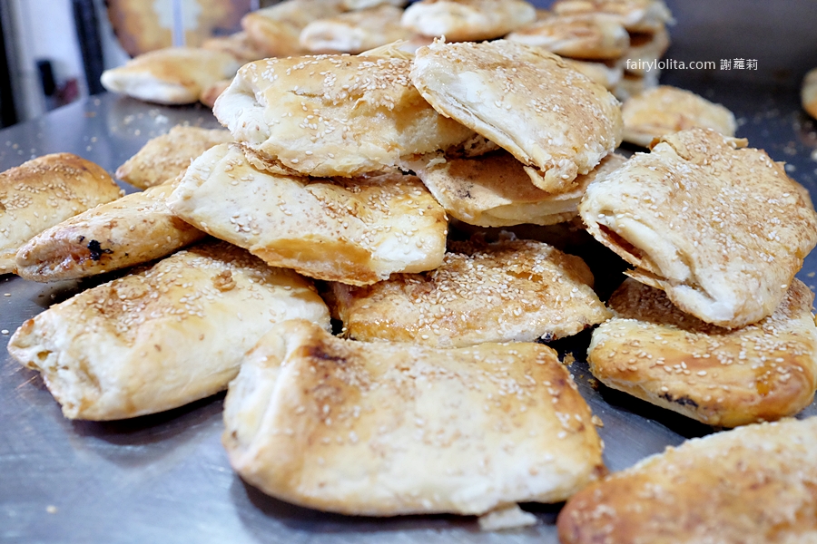 正興酥餅店。基隆天橋下70年老字號燒餅！開賣就排隊，晚來直接賣光！ @蹦啾&hearts;謝蘿莉 La vie heureuse