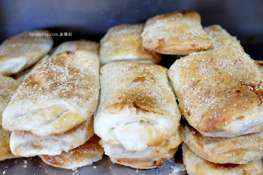 正興酥餅店。基隆天橋下70年老字號燒餅！開賣就排隊，晚來直接賣光！ @蹦啾&hearts;謝蘿莉 La vie heureuse