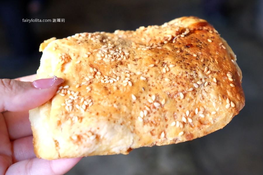 正興酥餅店。基隆天橋下70年老字號燒餅！開賣就排隊，晚來直接賣光！ @蹦啾&hearts;謝蘿莉 La vie heureuse