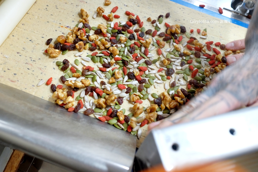 老麵酵匠。這顆饅頭太扯！內餡多到炸出來，新竹爆紅名店插旗桃園介壽路！ @蹦啾&hearts;謝蘿莉 La vie heureuse