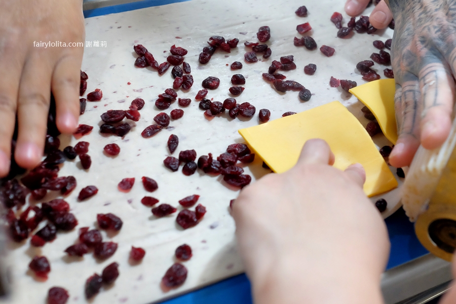 老麵酵匠。這顆饅頭太扯！內餡多到炸出來，新竹爆紅名店插旗桃園介壽路！ @蹦啾&hearts;謝蘿莉 La vie heureuse