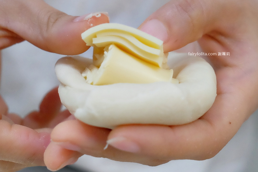 老麵酵匠。這顆饅頭太扯！內餡多到炸出來，新竹爆紅名店插旗桃園介壽路！ @蹦啾&hearts;謝蘿莉 La vie heureuse