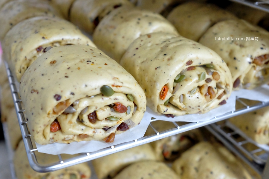 老麵酵匠。這顆饅頭太扯！內餡多到炸出來，新竹爆紅名店插旗桃園介壽路！