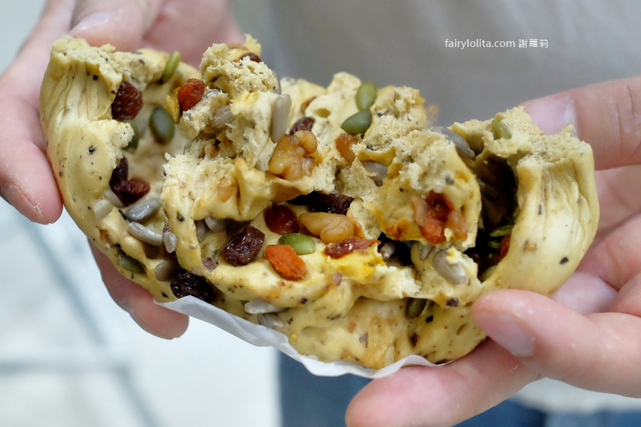 老麵酵匠。這顆饅頭太扯！內餡多到炸出來，新竹爆紅名店插旗桃園介壽路！ @蹦啾&hearts;謝蘿莉 La vie heureuse