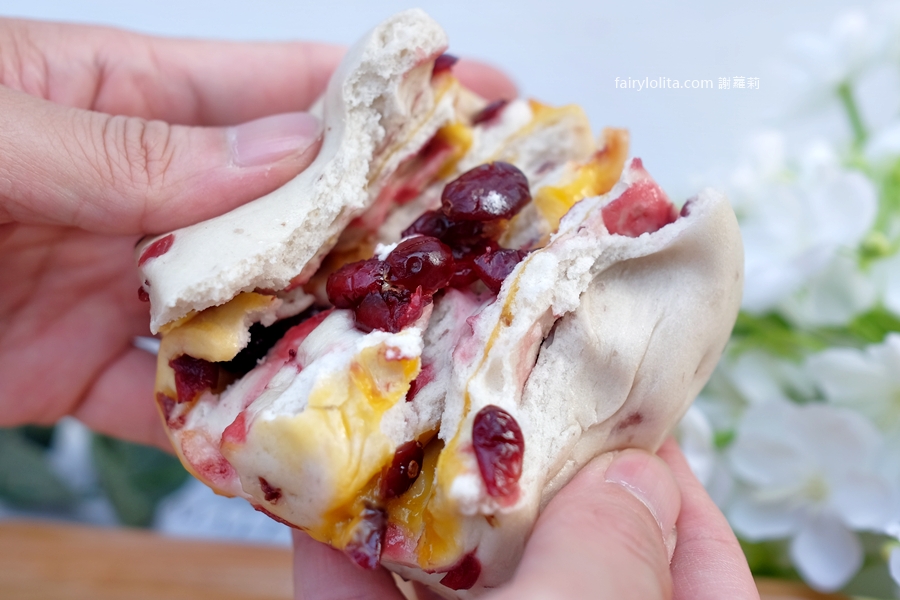 老麵酵匠。這顆饅頭太扯！內餡多到炸出來，新竹爆紅名店插旗桃園介壽路！ @蹦啾&hearts;謝蘿莉 La vie heureuse