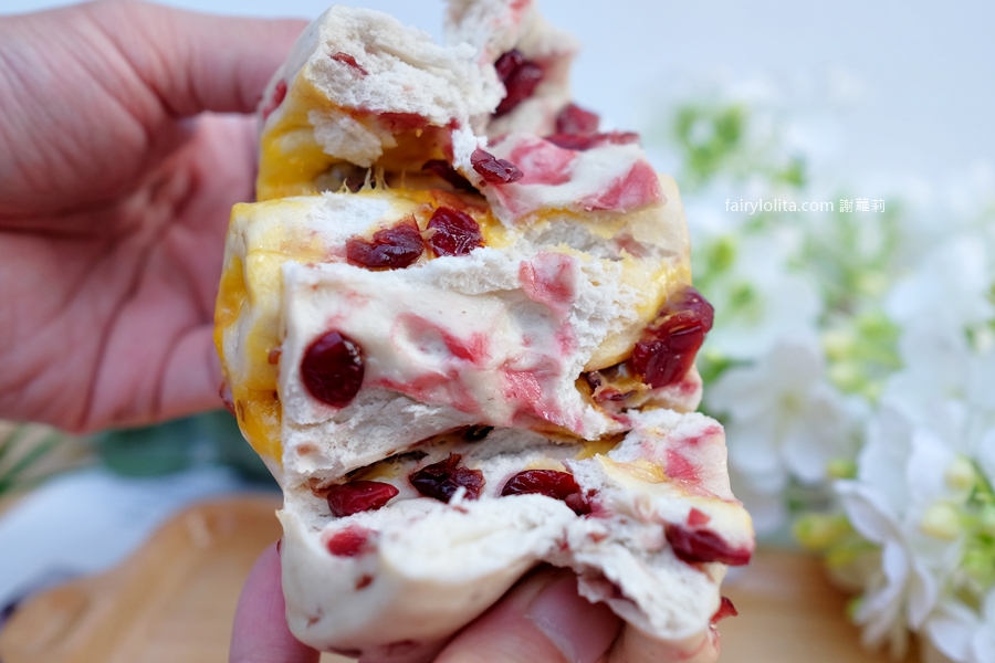 老麵酵匠。這顆饅頭太扯！內餡多到炸出來，新竹爆紅名店插旗桃園介壽路！ @蹦啾&hearts;謝蘿莉 La vie heureuse