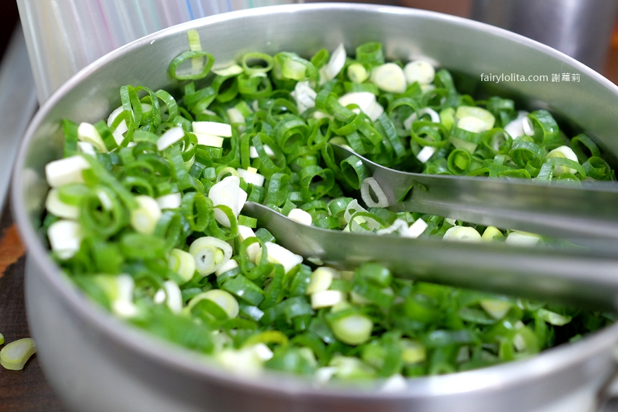 純手工-鮮肉湯包。爆汁湯包一咬噴湯！青蔥無限加到爽，這間真的太狂！ @蹦啾&hearts;謝蘿莉 La vie heureuse