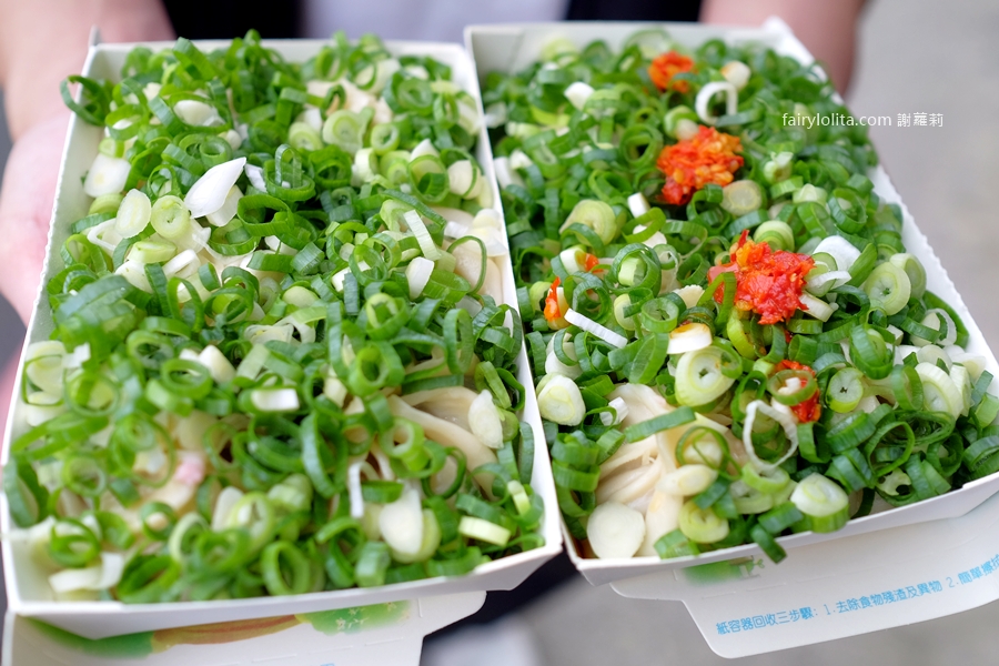 純手工-鮮肉湯包。爆汁湯包一咬噴湯！青蔥無限加到爽，這間真的太狂！