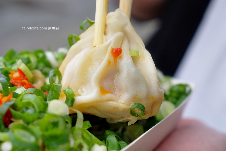 純手工-鮮肉湯包。爆汁湯包一咬噴湯！青蔥無限加到爽，這間真的太狂！ @蹦啾&hearts;謝蘿莉 La vie heureuse