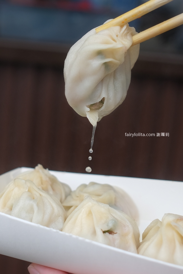 純手工-鮮肉湯包。爆汁湯包一咬噴湯！青蔥無限加到爽，這間真的太狂！ @蹦啾&hearts;謝蘿莉 La vie heureuse