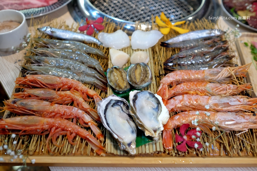 燒肉道。吃到撐還吃不完！689元百種食材無限點，全台第一家「軌道送餐」太誇張！ @蹦啾&hearts;謝蘿莉 La vie heureuse