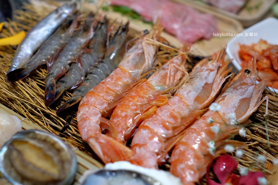 燒肉道。吃到撐還吃不完！689元百種食材無限點，全台第一家「軌道送餐」太誇張！ @蹦啾&hearts;謝蘿莉 La vie heureuse