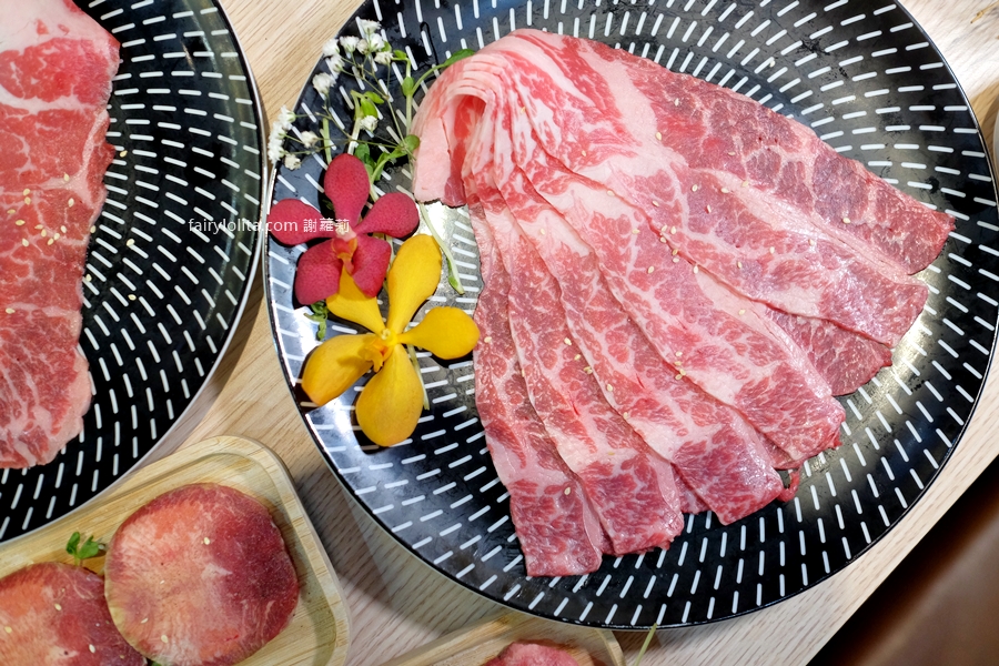 燒肉道。吃到撐還吃不完！689元百種食材無限點，全台第一家「軌道送餐」太誇張！ @蹦啾&hearts;謝蘿莉 La vie heureuse