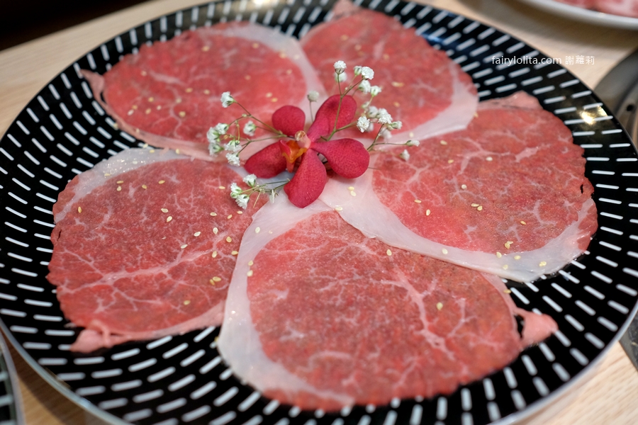 燒肉道。吃到撐還吃不完！689元百種食材無限點，全台第一家「軌道送餐」太誇張！ @蹦啾&hearts;謝蘿莉 La vie heureuse