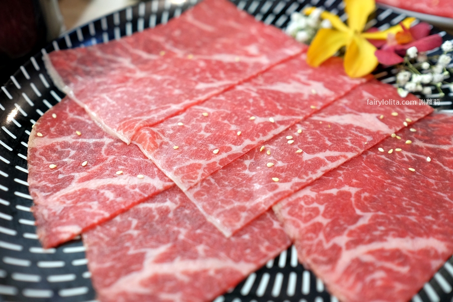 燒肉道。吃到撐還吃不完！689元百種食材無限點，全台第一家「軌道送餐」太誇張！ @蹦啾&hearts;謝蘿莉 La vie heureuse