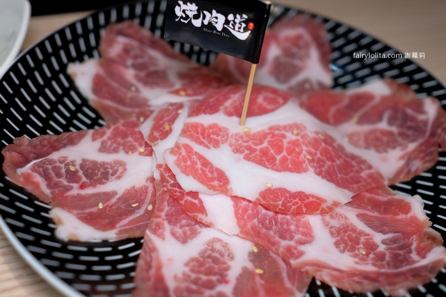 燒肉道。吃到撐還吃不完！689元百種食材無限點，全台第一家「軌道送餐」太誇張！ @蹦啾&hearts;謝蘿莉 La vie heureuse