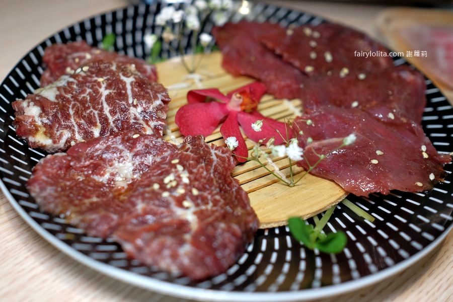 燒肉道。吃到撐還吃不完！689元百種食材無限點，全台第一家「軌道送餐」太誇張！ @蹦啾&hearts;謝蘿莉 La vie heureuse