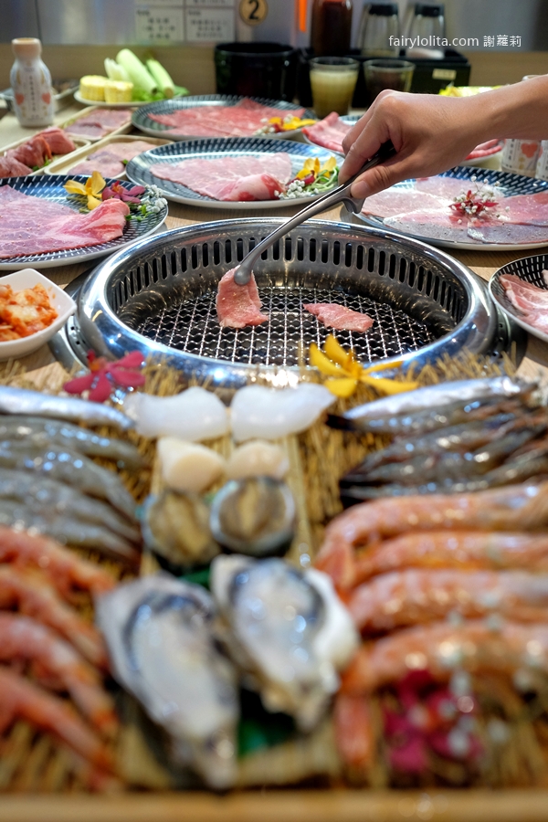 燒肉道。吃到撐還吃不完！689元百種食材無限點，全台第一家「軌道送餐」太誇張！ @蹦啾&hearts;謝蘿莉 La vie heureuse