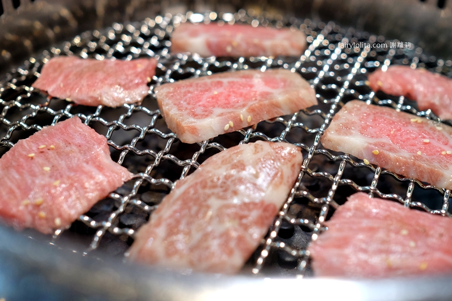 燒肉道。吃到撐還吃不完！689元百種食材無限點，全台第一家「軌道送餐」太誇張！ @蹦啾&hearts;謝蘿莉 La vie heureuse