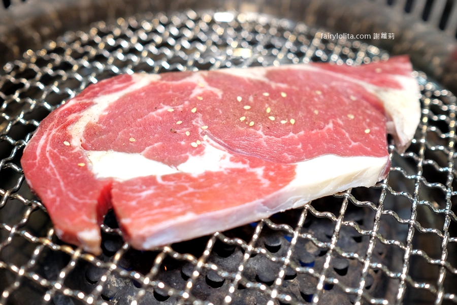 燒肉道。吃到撐還吃不完！689元百種食材無限點，全台第一家「軌道送餐」太誇張！ @蹦啾&hearts;謝蘿莉 La vie heureuse