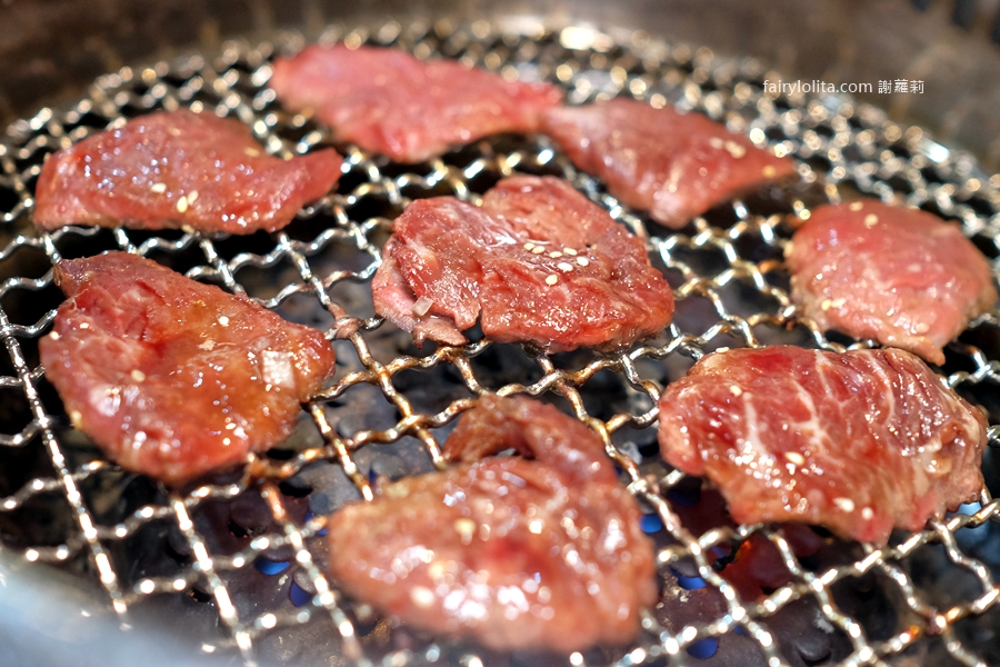 燒肉道。吃到撐還吃不完！689元百種食材無限點，全台第一家「軌道送餐」太誇張！ @蹦啾&hearts;謝蘿莉 La vie heureuse