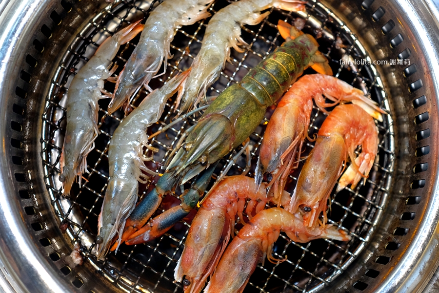 燒肉道。吃到撐還吃不完！689元百種食材無限點，全台第一家「軌道送餐」太誇張！ @蹦啾&hearts;謝蘿莉 La vie heureuse