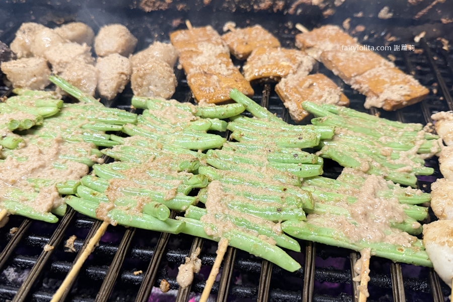 龍岡隱藏版炭烤（豆干哥）。第一次看到買炭烤還要用搶的？！暗夜裡的神祕發財車曝光！ @蹦啾&hearts;謝蘿莉 La vie heureuse
