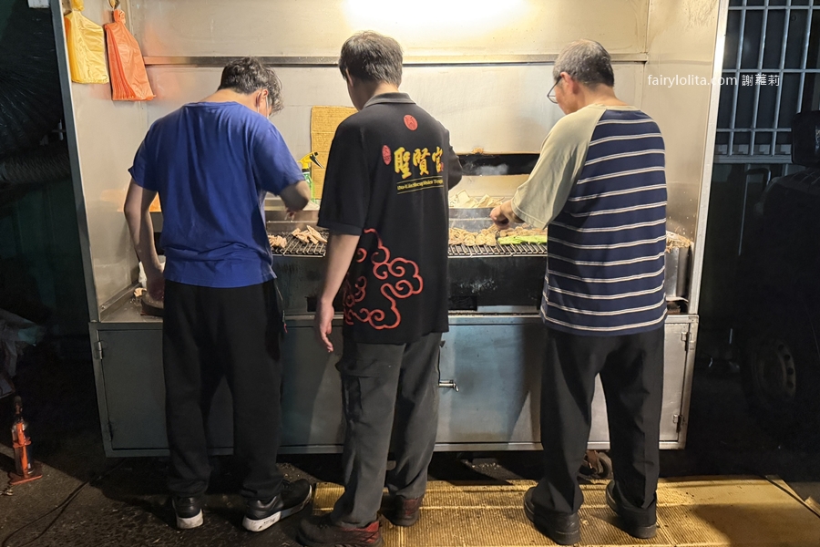 龍岡隱藏版炭烤（豆干哥）。第一次看到買炭烤還要用搶的？！暗夜裡的神祕發財車曝光！ @蹦啾&hearts;謝蘿莉 La vie heureuse