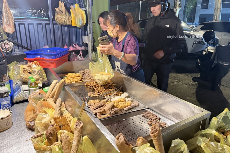 龍岡隱藏版炭烤（豆干哥）。第一次看到買炭烤還要用搶的？！暗夜裡的神祕發財車曝光！ @蹦啾&hearts;謝蘿莉 La vie heureuse