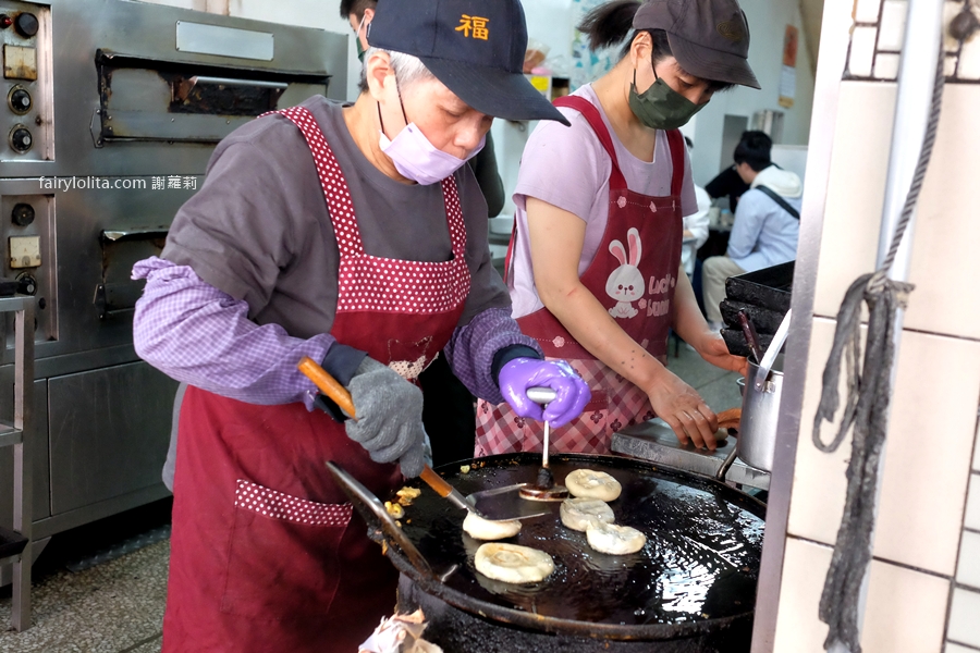 周家蔥油餅。銅板價20元吃爆！隱藏巷弄60年老字號　在地人天天排隊搶吃這一味！ @蹦啾&hearts;謝蘿莉 La vie heureuse