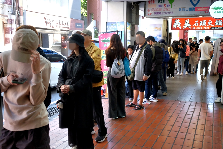 周家蔥油餅。銅板價20元吃爆！隱藏巷弄60年老字號　在地人天天排隊搶吃這一味！ @蹦啾&hearts;謝蘿莉 La vie heureuse