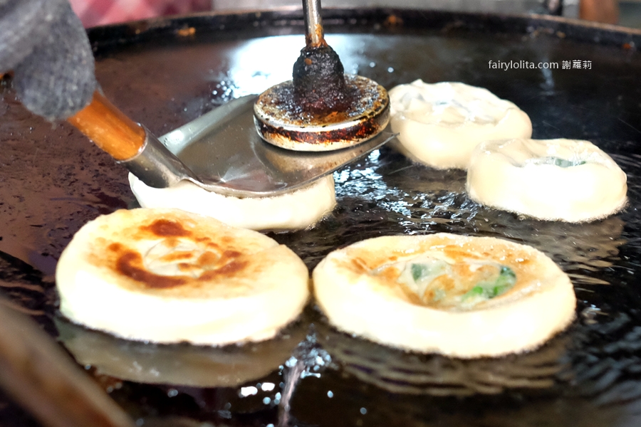 周家蔥油餅。銅板價20元吃爆！隱藏巷弄60年老字號　在地人天天排隊搶吃這一味！ @蹦啾&hearts;謝蘿莉 La vie heureuse