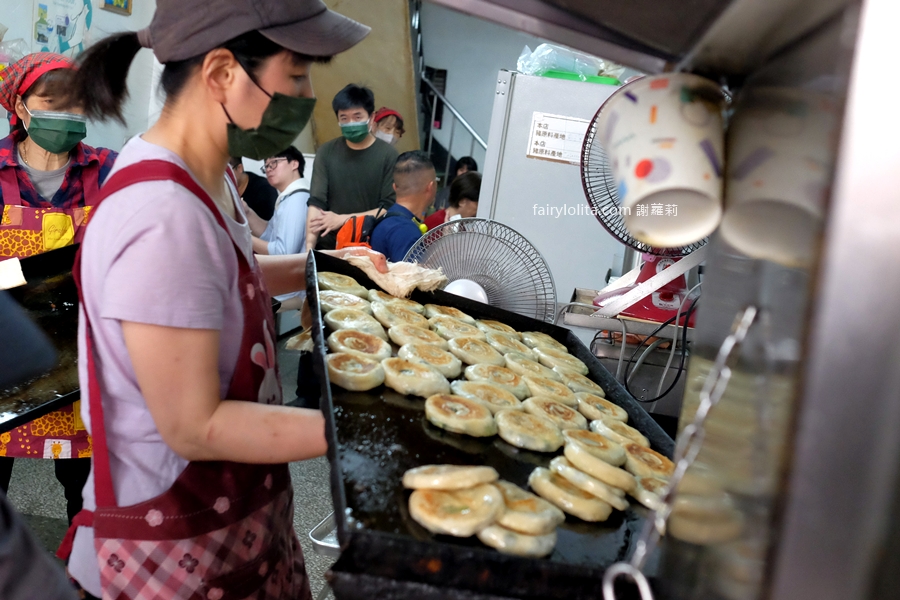 周家蔥油餅。銅板價20元吃爆！隱藏巷弄60年老字號　在地人天天排隊搶吃這一味！ @蹦啾&hearts;謝蘿莉 La vie heureuse