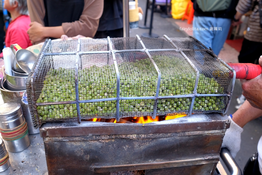 基隆炭烤豌豆。放屁豆快消失?阿公古早味僅此一家,傳承數十年的懷舊零嘴! @蹦啾♥謝蘿莉 La vie heureuse 基隆炭烤豌豆。放屁豆快消失?阿公古早味僅此一家,傳承數十年的懷舊零嘴! @蹦啾♥謝蘿莉 La vie heureuse