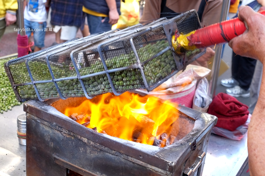 基隆炭烤豌豆。放屁豆快消失？阿公古早味僅此一家，傳承數十年的懷舊零嘴！ @蹦啾&hearts;謝蘿莉 La vie heureuse